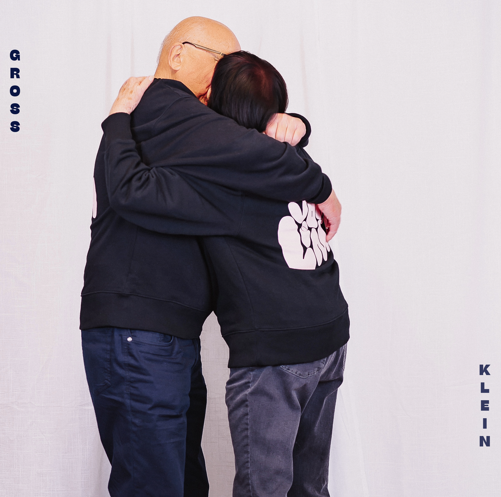 Dieser NICE SWEATER #1.0 vonLina besteht aus 85% gekämmter ringgesponnener Bio-Baumwolle, 15% recyceltem Polyester. Die Ärmel des Sweaters sind bei beiden Größen oversized geschnittenen, was den Pulli super gemütlich macht. Außerdem ist der Sweater schön dick und warm. Das&nbsp;nice&nbsp;an diesem Piece&nbsp;ist übrigens, dass das Logo auf der Vorderseite aufgestickt ist, was den Pulli vonLina superduper besonders macht!