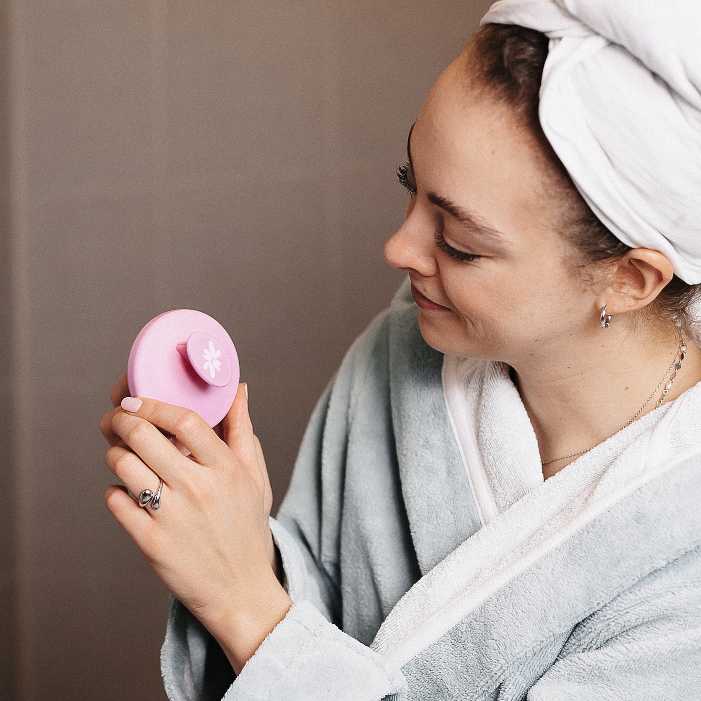 Massage Dings vonLina - Massagebürste für die Kopfhaut – ideal zur Kopfhautpflege, Haarwäsche & Durchblutung. Fördert Haarwachstum, entfernt Schuppen & sorgt für ein entspanntes, sauberes Gefühl. Perfekt für Locken, Curly Hair & tägliche Haarpflege.
